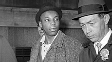 Muhammad Aziz je eskortován newyorskou policií (26. února 1965)