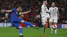 Anglický kapitán Harry Kane dává gól Albánii. Anglický kapitán Harry Kane dává gól Albánii.