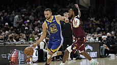 Stephen Curry z Golden State v útočné akci proti Clevelandu. Brání ho Darius... Stephen Curry z Golden State v útočné akci proti Clevelandu. Brání ho Darius...
