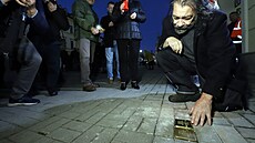 Tomáš Steiner, pravnuk Marie Steinigerové, usazuje stolperstein před domem 137... Tomáš Steiner, pravnuk Marie Steinigerové, usazuje stolperstein před domem 137...