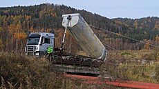 Dopravní nehoda nákladního vozidla s návěsem u Vřesové na Sokolovsku. (10.... Dopravní nehoda nákladního vozidla s návěsem u Vřesové na Sokolovsku. (10....