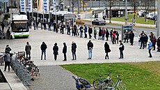 Lidé stojí ve frontě na očkování proti covidu-19 v „Impfbusu“ v Salcburku. (15.... Lidé stojí ve frontě na očkování proti covidu-19 v „Impfbusu“ v Salcburku. (15....
