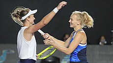 Barbora Krejkov (vlevo) a Kateina Siniakov slav zisk titulu z Turnaje...