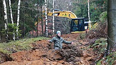 Na nepoužívaných lesních cestách dělají ochránci přírody vsakovací pásy, které... Na nepoužívaných lesních cestách dělají ochránci přírody vsakovací pásy, které...