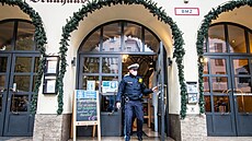 Bavorská policie kontroluje, zda restaurace dodržují protikoronavirová... Bavorská policie kontroluje, zda restaurace dodržují protikoronavirová...
