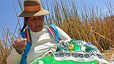 ena z kmene Ur vyívání tradiní tapisérii.