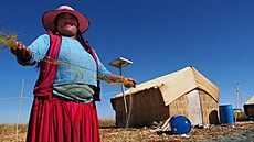 ena z kmene Ur opravující rybáskou sí na ostrov Titinos u jezera Titicaca.