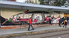Zastávku v brněnské Čertově rokli zdobí čertovská tramvaj. Jsou v ní ukryta... Zastávku v brněnské Čertově rokli zdobí čertovská tramvaj. Jsou v ní ukryta...