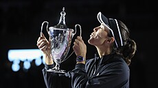 Garbiňe Muguruzaová s trofejí pro vítězku Turnaje mistryň v Guadalajaře. Garbiňe Muguruzaová s trofejí pro vítězku Turnaje mistryň v Guadalajaře.