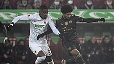 Sergio Cordova (vlevo) z Augsburgu brání Serge Gnabryho z Bayernu Mnichov. Sergio Cordova (vlevo) z Augsburgu brání Serge Gnabryho z Bayernu Mnichov.
