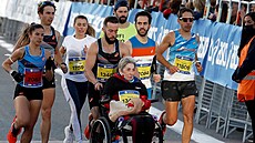 panlský bec Eric Domingo s nemocnou maminkou v cíli maratonu v Barcelon.