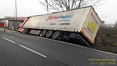 Osmačtyřicetiletého řidiče kamionu během jízdy postihla náhlá zdravotní... Osmačtyřicetiletého řidiče kamionu během jízdy postihla náhlá zdravotní...