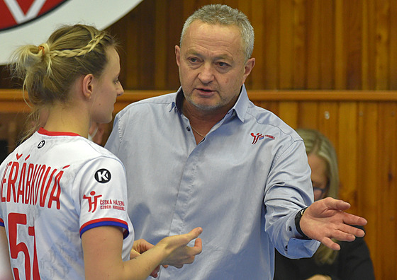 Reprezentaní trenér házenkáek Jan Baný udílí pokyny Markét Jeábkové.