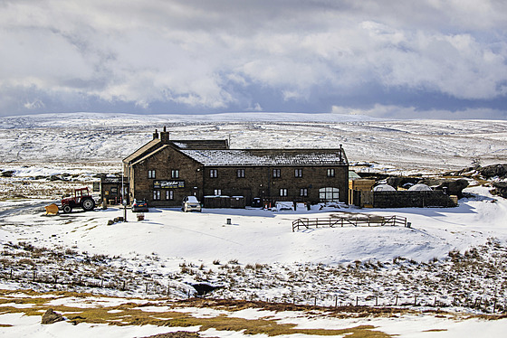 Hotel Tan Hill Inn v anglickém národním parku Yorkshire Dales na snímku z...