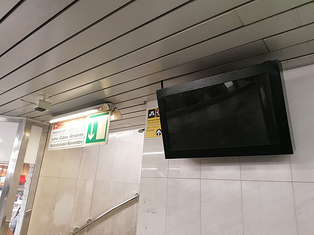 <p>Ve stanici metra Hradčanská u výstupu k tramvajím byly v obou směrech informační systémy zobrazující aktuální odjezdy spojů, včetně zpoždění. Sloužily od roku 2010.Podle magazínu MHD86 šlo o starý systém, který chce DPP nahradit novým.</p>