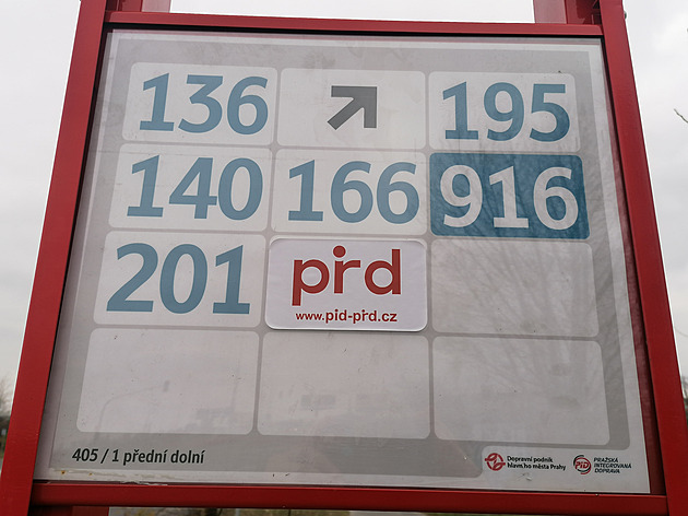 <p>Na některých zastávkách pozorný cestující, ale spíše fanoušek do městské dopravy (šotouš) si mohl povšimnout samolepky PRD. Jedná se s velkou pravděpodobností o tým fanoušků kteří však nesouhlasí s novým piktogramem pražské integrované dopravy. Webová