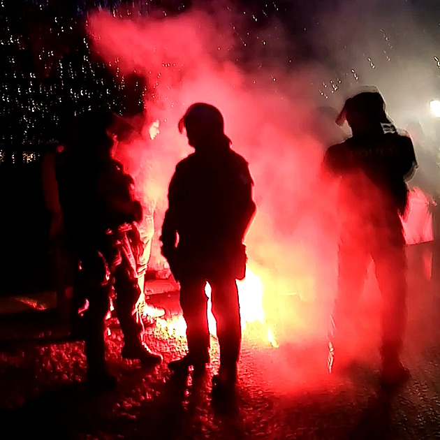 <p>Protesty proti vládním opatření na staroměstském náměstí. Místo pyrotechniků zasahovali policajti.</p>