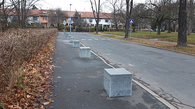 <p>Na Sídlišti Solidarita v Praze 10-Strašnicích rodiče
auty vozili své děti do školy v ulici Brigádníků. Před začátkem výuky
auta parkovala na chodníku a situace byla neúnosná. Nepomohl ani nápis
křídou na chodníku. V těchto dnech se na chodníku objev
