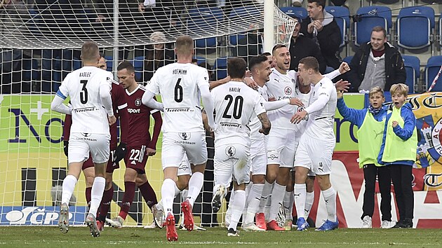 Fotbalisté Slovácka se radují z gólu v utkání se Spartou | na serveru Lidovky.cz | aktuální zprávy Fotbalisté Slovácka se radují z gólu v utkání se Spartou | na serveru Lidovky.cz | aktuální zprávy