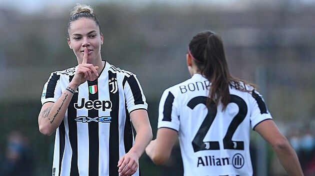 Andrea Stašková (vlevo) z Juventusu slaví svou trefu proti CF Řím. | na serveru Lidovky.cz | aktuální zprávy Andrea Stašková (vlevo) z Juventusu slaví svou trefu proti CF Řím. | na serveru Lidovky.cz | aktuální zprávy