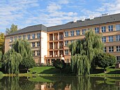 V celém půdním prostoru školy vzniknou moderní učebny chemie, fyziky,... V celém půdním prostoru školy vzniknou moderní učebny chemie, fyziky,...
