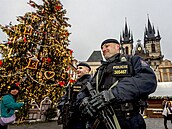 Policisté se mohou přiobléct do zimních čepic, rukavic, ale i erárních...