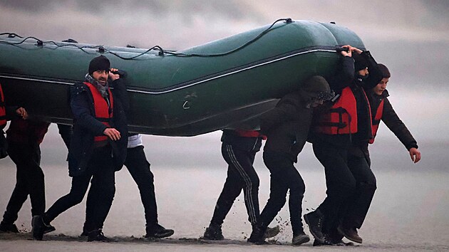Skupina 40 migrant vyplouv od pobe severn Francie pes kanl La Manche. (24. listopadu 2021)