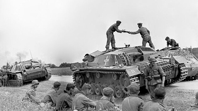 Německé útočné dělo StuG III. na vıchodní frontě v létě 1941.