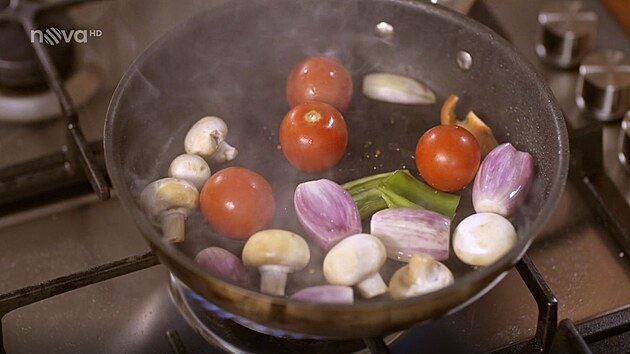 Na pánvi opečte další zeleninu. Základem jsou rajčata, klidně přidejte šalotku i houby.