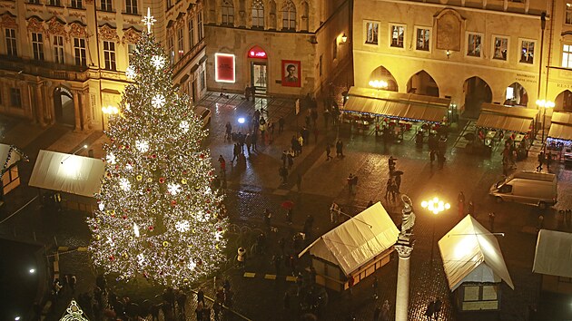 Na Staroměstském náměstí se rozsvítil vánoční stromek. (26. listopadu 2021)