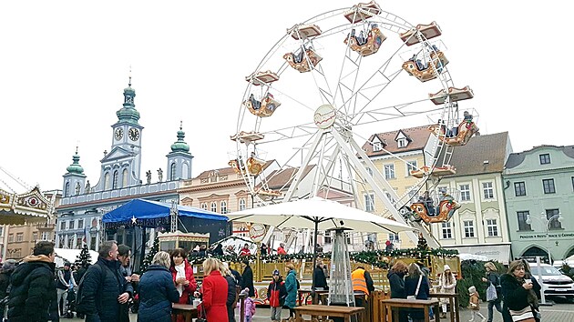 Vyhlídkové kolo je hlavní atrakcí. Dopoledne se u něj tvořily fronty.