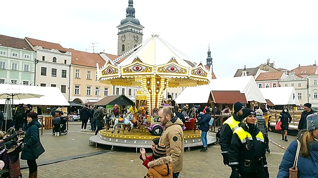 Lidé zaplnili adventní trhy na hlavním českobudějovickém náměstí, aby si ještě nakoupili ve stáncích nebo ochutnali připravované dobroty. V 18 hodin je musí organizátoři kvůli vládním opatřením uzavřít.