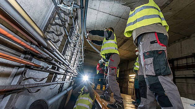 Instalace vyzařovacího kabelu na posledním nepokrytém úseku pražského metra v tunelu mezi stanicemi Rajská zahrada a Černı Most na lince B