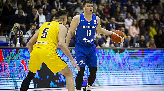 Českı basketbalista Ondřej Sehnal přemıšlí, jak vyzrát na Edina Atiče z Bosny a Hercegoviny.