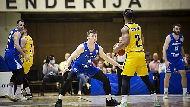Českı basketbalista Ondřej Sehnal brání bosenského reprezentanta Johna Robersona.