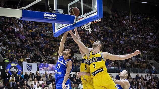 Českı basketbalista Tomáš Kyzlink se snaží prosadit přes bosenskı dvojblok.