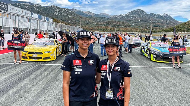 Aliyyah (vlevo) a Yasmeen Kolocovy na testech aut pro evropskou verzi NASCAR