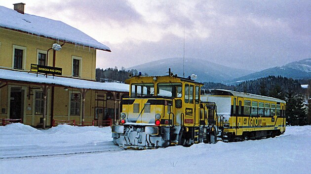Lokomotiva 704.401 spolenosti Viamont ve stanici Svoboda nad pou, 15. 12. 2001