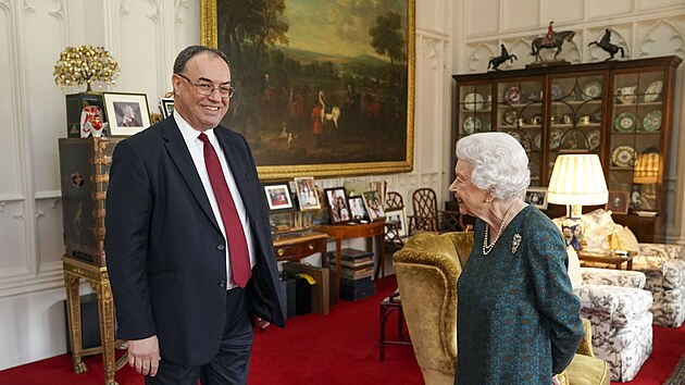 Guvernr Bank of England Andrew Bailey a krlovna Albta II. (Windsor, 24. listopadu 2021)