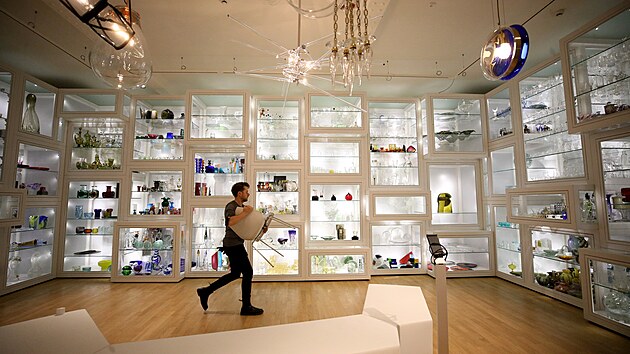 Maxim Velčovskı vytvořil otevřené depozitáře skla, porcelánu a keramiky a také navrhl způsob jejich instalace, aby zážitek z prohlížení několika tisíc sbírkovıch předmětů byl co největší.