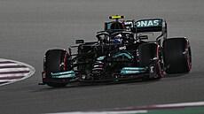 Lewis Hamilton si jede pro kvalifikační triumf v Kataru. Lewis Hamilton si jede pro kvalifikační triumf v Kataru.