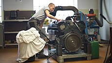 Pavel Šercl ladí karburátor německého válečného motoru Maybach. Pavel Šercl ladí karburátor německého válečného motoru Maybach.