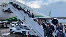 Irátí migranti nastupují na repatrianí lete z Bloruska. (18. listopadu 2021)