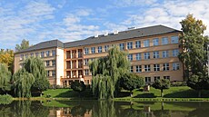 V celém půdním prostoru školy vzniknou moderní učebny chemie, fyziky,... V celém půdním prostoru školy vzniknou moderní učebny chemie, fyziky,...