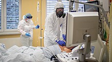Pacienti ve vážném stavu jsou připojeni na přístroje, které monitorují jejich... Pacienti ve vážném stavu jsou připojeni na přístroje, které monitorují jejich...