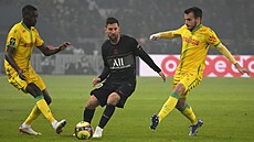 Lionel Messi z Paris Saint-Germain FC se snaží obehrát protivníky z FC Nantes Lionel Messi z Paris Saint-Germain FC se snaží obehrát protivníky z FC Nantes