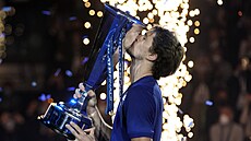Alexander Zverev s trofejí pro vítěze Turnaje mistrů Alexander Zverev s trofejí pro vítěze Turnaje mistrů