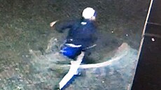 Vandal světelnými řetězy šlehal do domu na náměstí. Vandal světelnými řetězy šlehal do domu na náměstí.