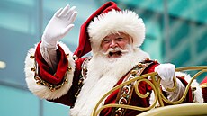 Santa Claus mává ve slavnostním průvod na Den díkuvzdání v New Yorku. (25.... Santa Claus mává ve slavnostním průvod na Den díkuvzdání v New Yorku. (25....