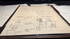 Jeden z rukopis Alberta Einsteina obsahující pípravu k teorii relativity se v...